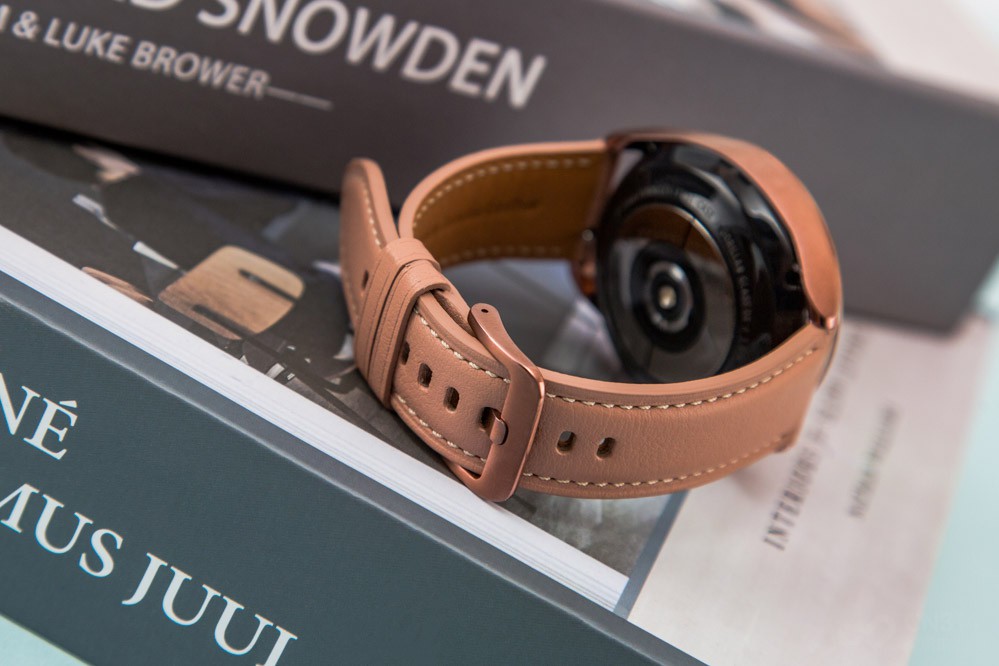 ��ˮ���棬 ����Galaxy Watch3��5ATM��֤����˵��������ˮ��50�״���ˮ30���ӣ�������IP68��֤��MIL-STD-810G��֤�����ԣ��û����Է��ĵ������������Ӿ��ص����ݣ���ˮ�����Ƚ�ǿ��