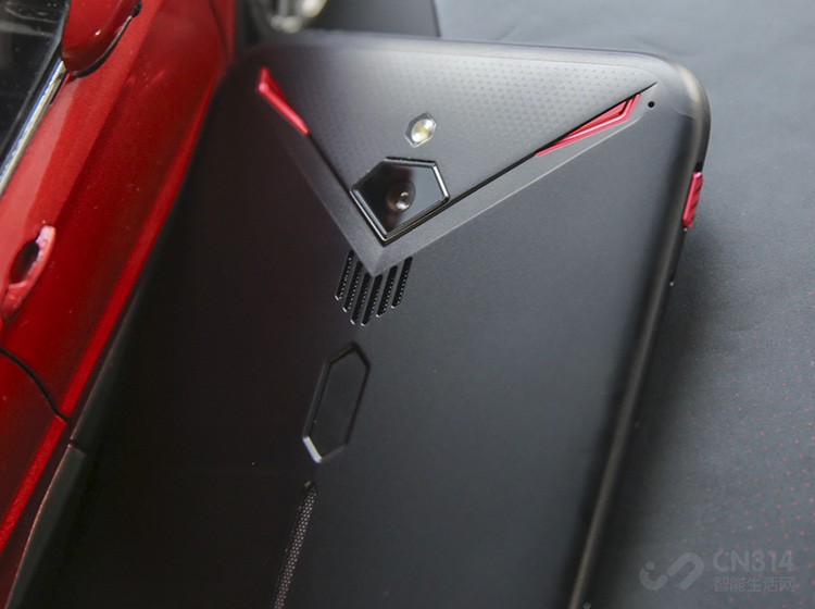 ���˴��ػ���������ħ3��������ET�������������ۺϵ����ֻ���Դ�����ֻ���ʡ�磬����֧��������8Сʱ�ġ���ս����û�е���Ҳ���þ��ţ�27W�Ŀ���Ϊ����ٲ���������������������ӣ���Ϸ��Сʱ����