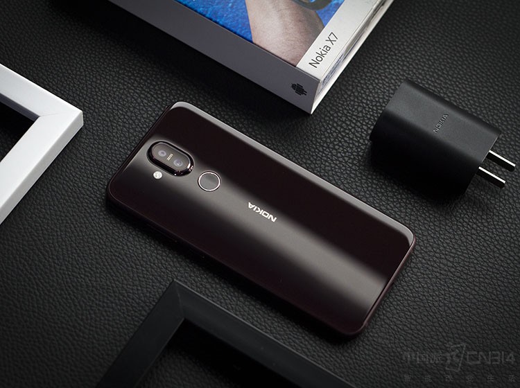 Ӳ�����棬�û���������710��������4GB+64GB/6GB+128GB���ְ汾��ѡ������3500����ʱ��ز�֧��18W��䣬��Ļ�ߴ�����6.18Ӣ�硢86.5%��ռ�ȡ��ܵ���˵ŵ����X7�Լ۱Ƚϸߣ�1699Ԫ�𲽵ļ۸�ܡ����ᡱ����Ȼ����ŵ���ǵĻԻ͵۹����٣���X7������ס��ŵ���ǵ���ζ��