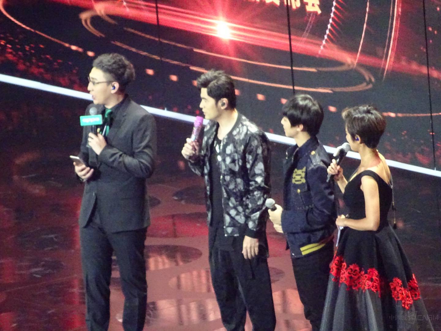 �����R11����Ҫ�����Ǹ����6����Ļ��6GB�ڴ��4000mAh�ĵ��������