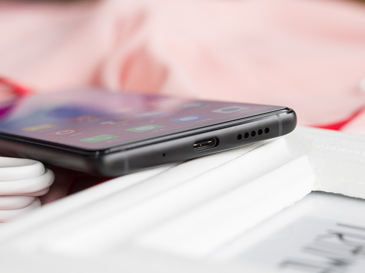 Z18����ȡ����3.5mm������ף�������һ���ź��������ײ���USB Type-C���ӿڡ��������뻰Ͳ��