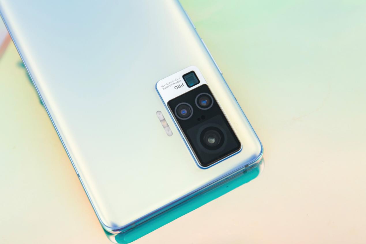 vivo X50 Pro󲿵ͷУϷǸǺڿƼ4800IMX598й΢̨ͷͷ̨룬ܵĵװãͷȶλáܺܺõر֤ͷĶȶ΢̨Ƕȴﵽ3,ǴͳOISѧ300%ĳĻ棬Ҳӵȶ