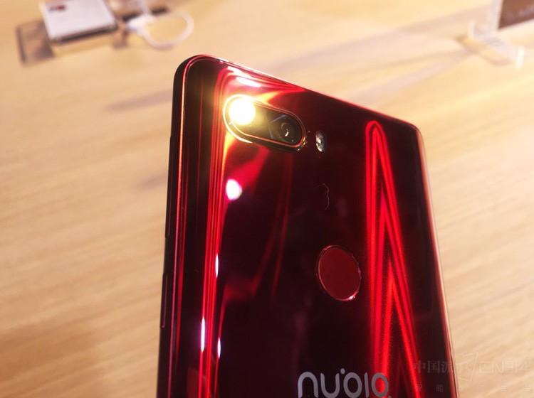 ������õ���3D�����沣�������乤�գ�������������ϸ�ı����ĥ����ͨ��ǿ���������γ����������沣����Ȼ���ڲ�������ͨ����ƹ��ռ���AF��ָ�ƶ�Ĥ���û�������ӵ��һ˿�Ź�����������ȥ�������ɡ�