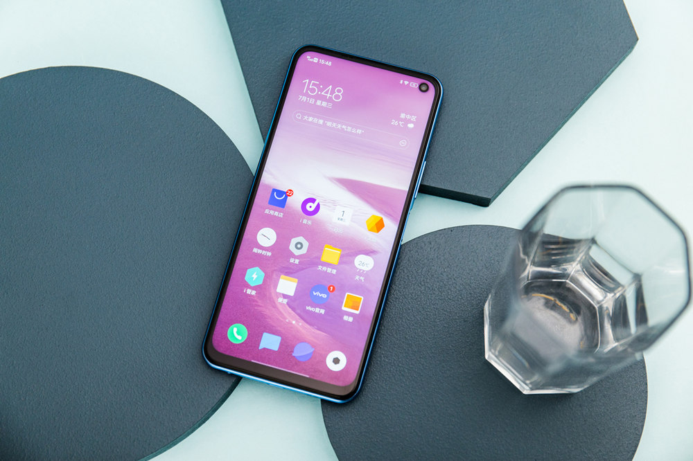 iQOO Z1xһ6.57ӢLCDʾĻֱΪ2408x1080أĻΪ20:9ɫʸϣiQOO Z1xʾܸ98%sRGBɫ֧ DCI-P3ɫʾǳϸ塣