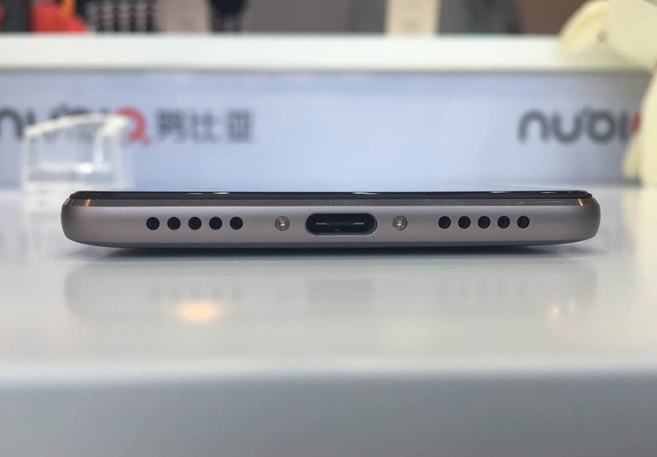 7	�ײ�����USB Type-C�ӿڣ��ϸ�ԳƵ���������������ڡ���ֵ��һ����Ǹû����ۼۡ���1499Ԫ�����ڵ�ǰ�ֻ��г���˵������һ���ذ�ը������Ҳ�����Ŀ�Դ���