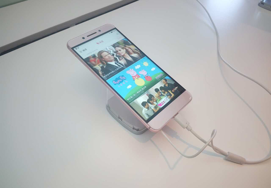 ������Pro3������5.5Ӣ����Ļ��ʹ����2.5D���沣����Home�����Ϊ����LOGO�������Զ����أ��к����ƹ��ܡ�