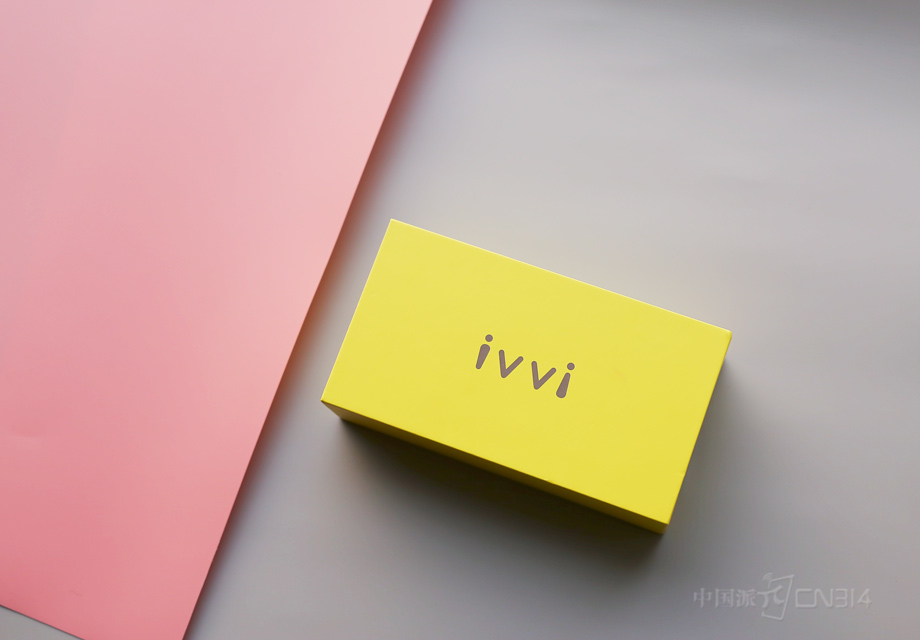 ivvi��һ��������2014���Ʒ�ƣ���Ϊһ��������ӱ���Ե��ֻ�Ʒ�ƣ�ivviʱ���ֻ�ÿһ������ֵ���ǳ��ߡ����ȵĻ�ɫ��װ�У������뵽��С���ˣ�