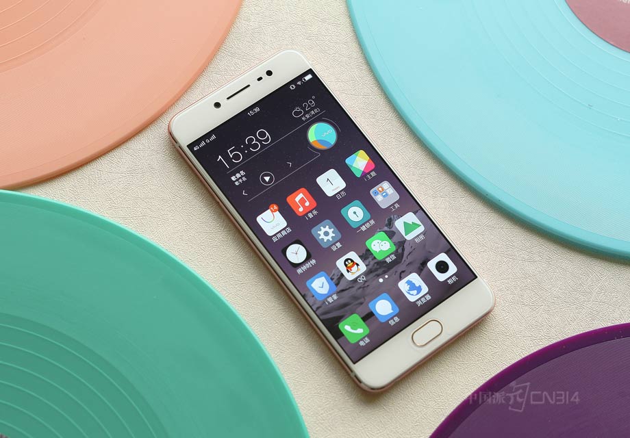 vivo x7ʹ���Ӿ������5.2Ӣ����Ļ�����������ĳ�խ�߿���ƣ��ֻ����沣������ֻ��68.5mm�����ֻ��7.2mm������������õĵ��ֲ������������Ļ����С�Ļ������Ը�������ָУ������ˬ���Ӿ���