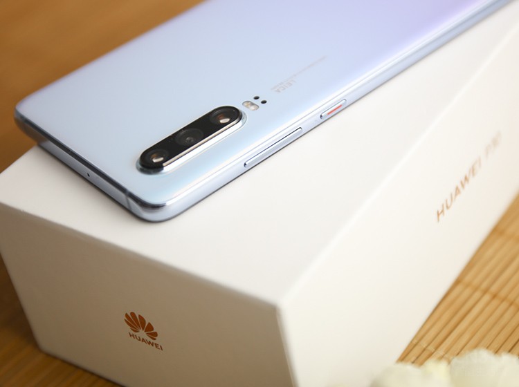 ��ΪP30����Ƶ���㻹�䱸��˫��¼�񣬼���Ǿ�ͷ�ͳ�����ͷͬʱ���㣬������ڲ�ͬ�ӽǼ������л�����Ƶ������淨���ḻ��