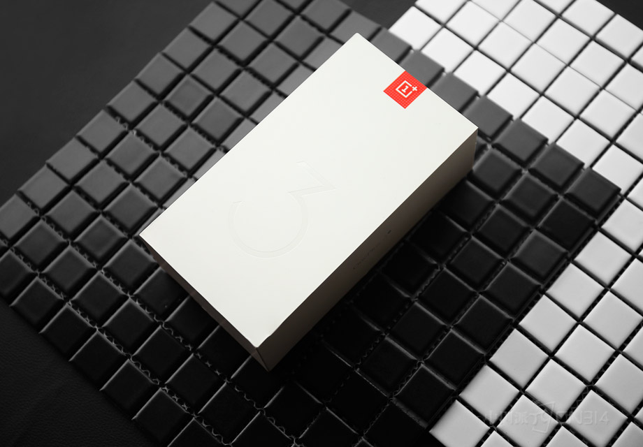 ��ʱ������֮��һ��ȫ��������ƷOnePlus 3T��������ʽ���棬����ȫ��ͬ�İ�װ֮�£��ֽ������������ı仯�أ�