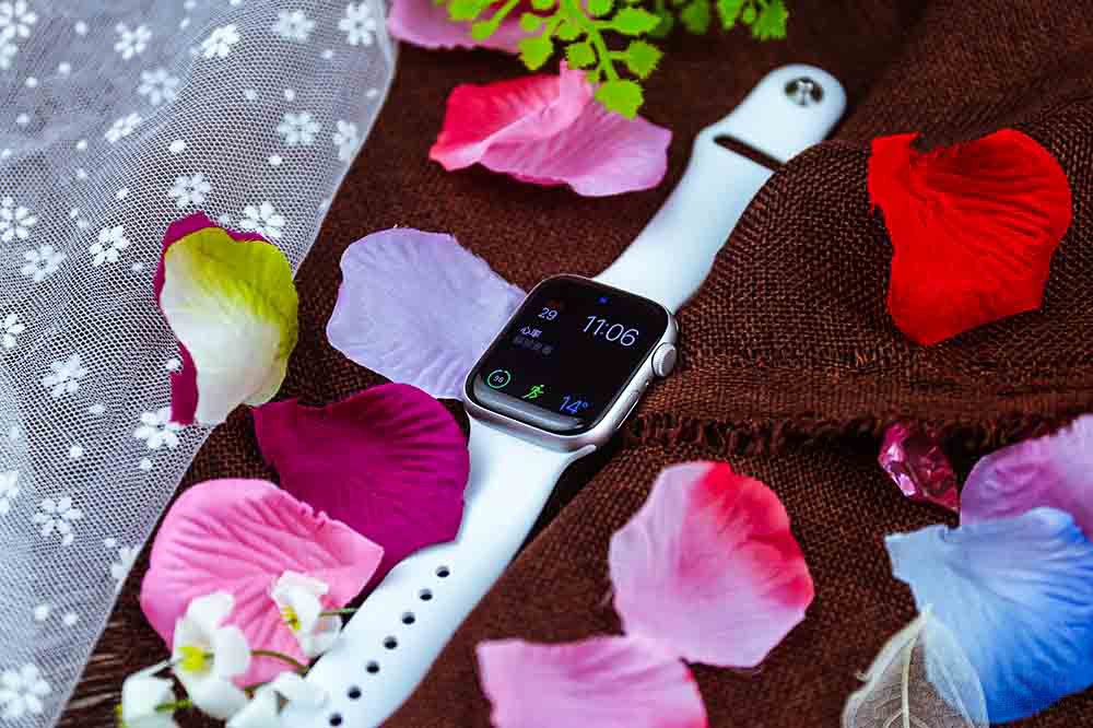 �ر���һ�»����˶���Apple Watch SE�ڻ�������ʱ����GPS���ٶȷǳ��죬���ҿ�����Ч�ع滮·�ߣ��ڶ��������л������ݵ��ΰ����˸߶ȱ仯�����α仯�ȣ�ʵ�����ܷǳ�ǿ��