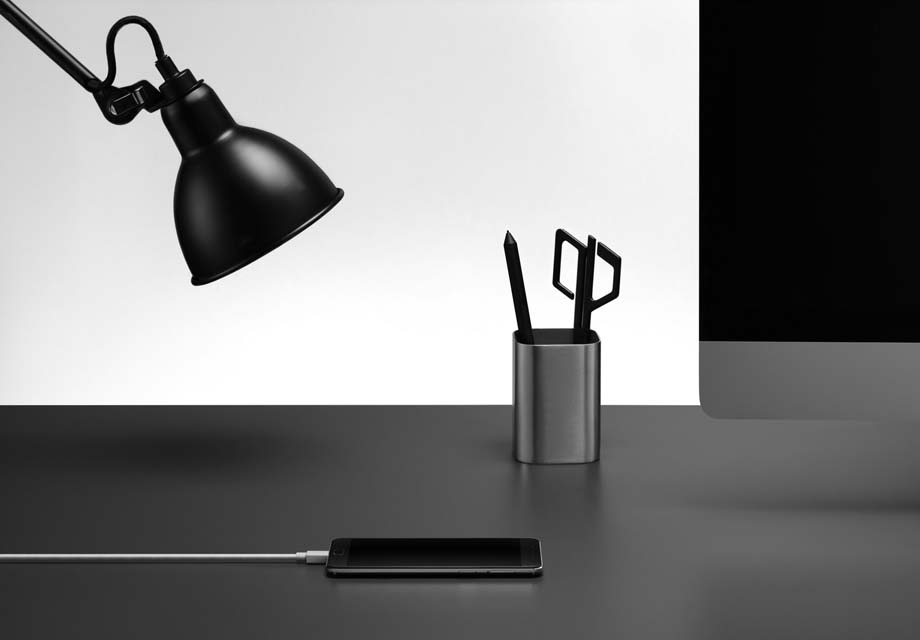 ����ɫ��õ���ɫ��Ϊ������ɫ��OPPO����Ϊ�Ӱ��ڰ׻ҵ��û��ṩһ���µ�ѡ��OPPO�ر��Ƴ�OPPO R9ѩ�һҰ棬��̳�OPPO R9ȫ�����ܵĻ����ϣ��������Ǽ�����һ���ӡ��ӵ��������ѩ�һ�ɫ��ۣ��ó��Ƴ�Ϊ��������ͬ���е�����Ʒ��