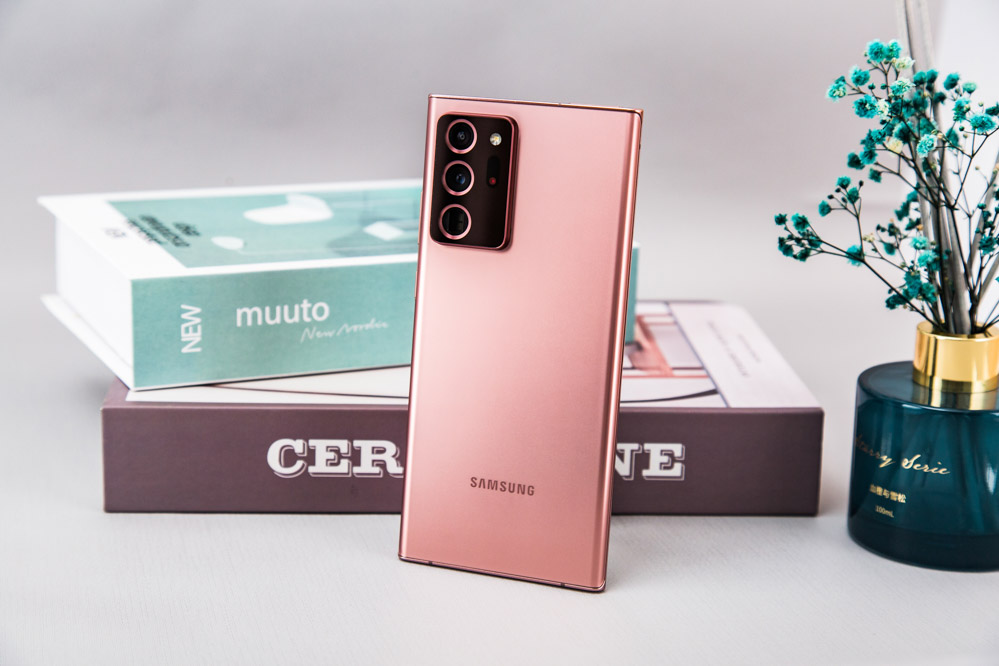 ���ֻ��г����ԣ��󲿷ֳ��̶�ϲ���°��귢�콢����������������أ����ڳ��̶��ԣ��ϰ�����ɼ������û��ڱ��Ļ���������ͨ�����콢�������콢��̽�����ߵ�ϲ�ã��������飬�ڵ�����Ϻ��°��귢���콢�����������߶��ԣ�����֮�󣬲Ż���һ���Ķ�������ʱ����Ǯ�����������ѡ�����ʹ���һع˽����°������Ƿ������콢�ֻ���������Note20 Ultra��