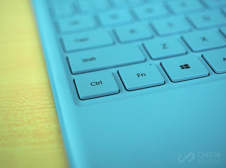 ��Ȼֻ���ᱡ��Я�ļ��̣��������ָ���ʵ�����̽϶̡�Ӳ�����У��û��������ں��С��������������֣���ָ�ĸо���΢������Ǹ�����������ֻ��ǱȽ��ضȵ��������룬���ֶ��ܳ�Ϊһ�����ܡ�