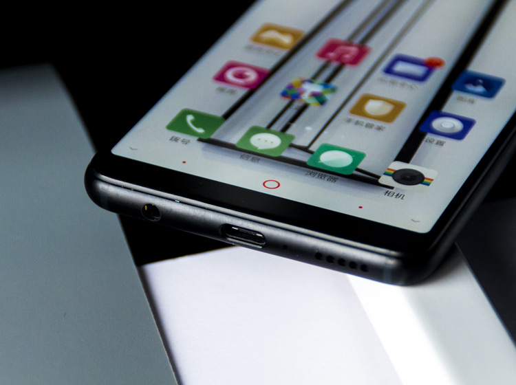 �����ײ�Ϊ3.5mm�����ס�USB Type-C�ӿڡ���Ͳ����������