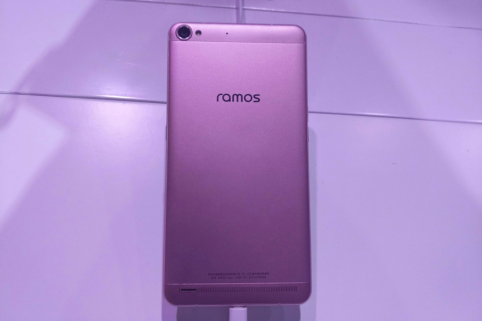 ��ħMOS1 max�ı�������ˣ�Ŀǰ�����������������ʽ��ơ��˿��Ƿ�ɫ��ǻ��ͣ���iPhone 6S��õ�����ɫ�ǳ��ӽ���