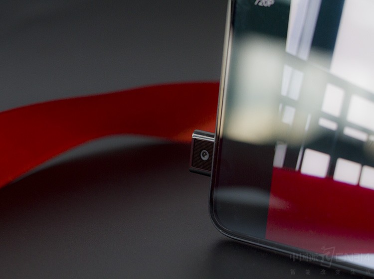 vivo�ٷ���˵���ǣ�NEXǰ������ͷ���Ա�֤��������50000���޹��ϣ�������ҾͲ��ȵ�������еʽǰ�õ�ʹ�����������ˡ���800�����ء�f2.0��Ȧ��֧��AI��������ģʽ�ȵȣ�Ҳ����ö����ͷ�����������ڿƼ������������ĳ����������Ĵ�Ƭ�������µ�����Ҳ���Ե�������������