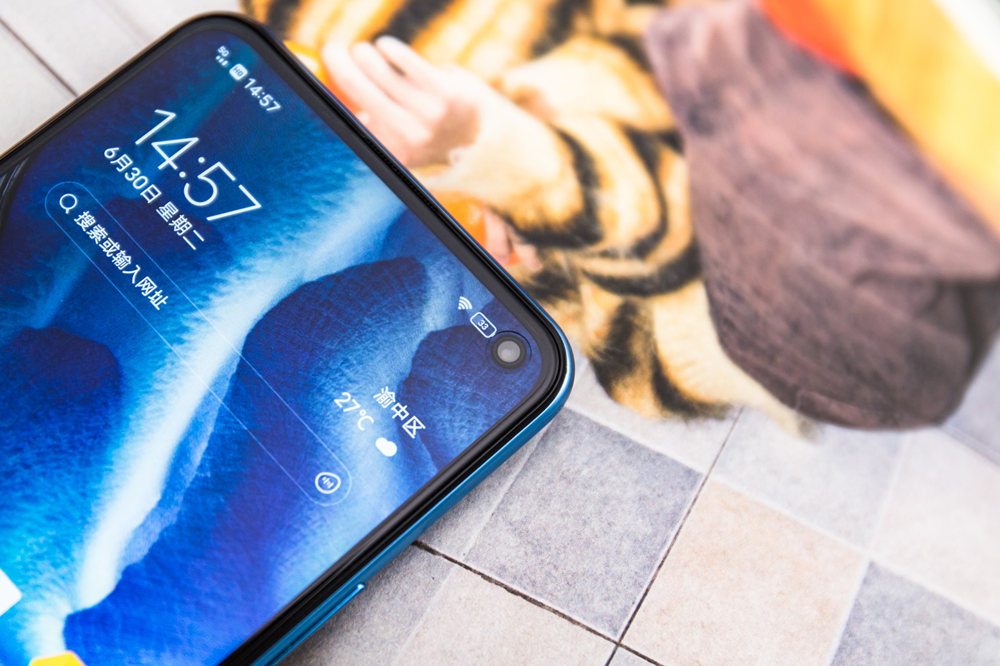 iQOO Z1xȫڿķϽǰͷα꿨ߴԲۿֱ4mm5mm֮䣬ǳϸ