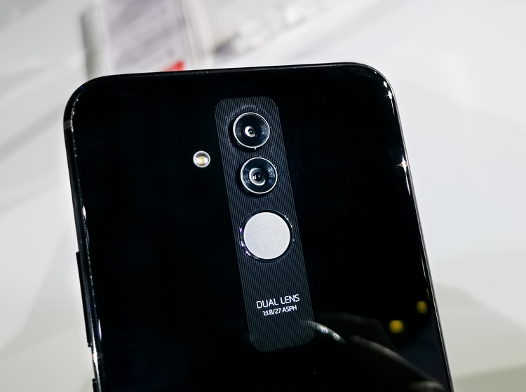 ��â7��������â�ľ���Գ���ѧ��ƣ�������ͷ��ָ��LOGO���ҶԳƣ���������ǰ��˫�����ͲҲ���ҶԳƣ��ǳ������й�����������ϰ�ߡ�