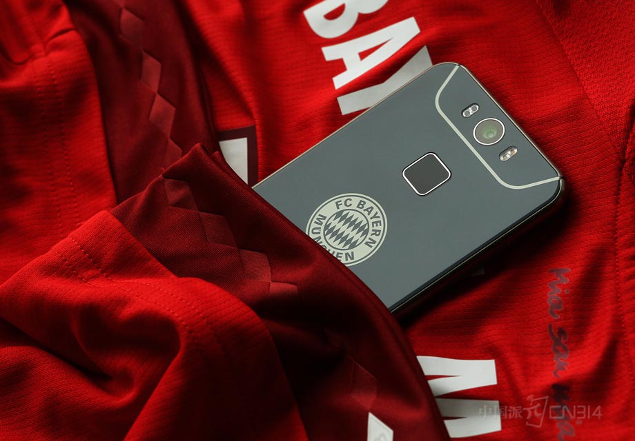 2.5D���沣��Ҳ��ǿ���������Եø����ʸУ����������۶ȵ�ͬʱ�غܺõ��������ֻ��ı�ʶ�ȣ�˫ɫ����ƺ�������/���ʴ�����Ҳ�ϸ����ѭ�˶Գ�֮��