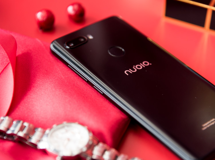 Ŭ����Z18mini�����˸�ͨ����660AIE����ζ�Ž���ӵ��AI���ԵĹ��ܣ�����û����䱸�˱���˫�㣬�Լ�������3D���沣����ơ�