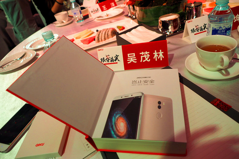 360����ֻ��콢��İ�װ�в����˲��������й����Ԫ����ƣ�����������һ���ֵ䣬��һ�������������ߵ���֪������һ�����̴����ĳ嶯��