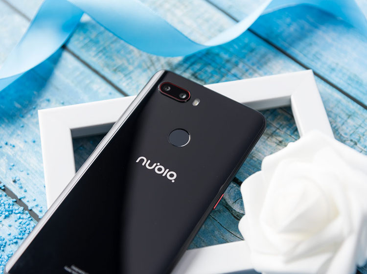 ��Բ���ճָ�Ƶ����ԣ�Ŭ����Z18mini�ı����ϼ�����AF��ָ�ƶ�Ĥ��ʮ�ֵ����ġ�