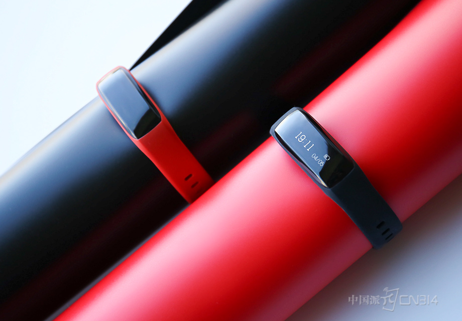 HW01������һ��OLED��ʾ����ͨ������ϵ�����Home�����д�����������������Ļ����ʾʱ�䡢���ʡ���̡�����������ͨ���������������ֻ�֮���ܹ����Ƶ�ѡ��������֡����ա����ӵȵȡ�