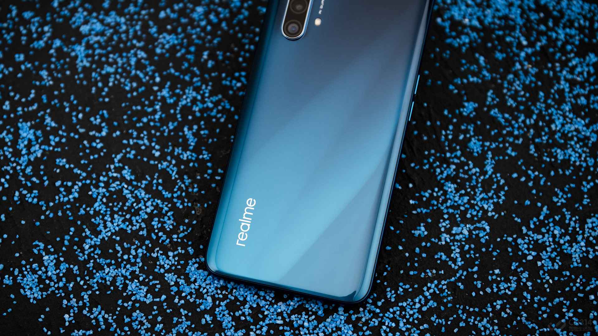 ��Ӳ�����÷��棬�û����ص���2019��ĩ�����ĸ�ͨ�ж˴���������765G����Ҳ�Ǹ�ͨ����һ����˫ģ5G���������ܹ�֧��SA����������NSA�Ƕ�������������δ����5G��Ӫ�̲��ֶ�������������Ӧ��ͬʱ��realme X50����֧��n1��n41��n78��n79��5GƵ�Σ��������й��ƶ����й���ͨ���й����ŵ�������Ӫ�̵�����5GƵ�Σ�ȷ��ÿʱÿ�̶��ܳ������ӣ����ʲ����ߡ�