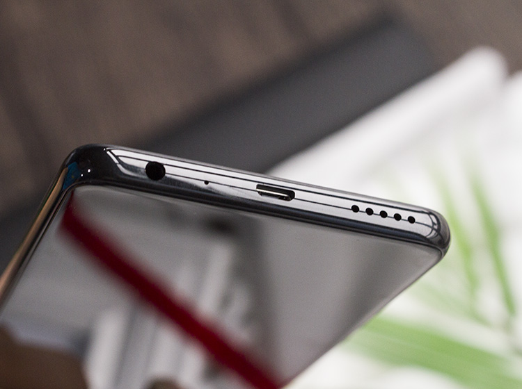 ӵ��3.5mm�Ķ����ӿڣ��������ڳɱ����أ���û�в���Type-C�ӿڣ���Ȼ��Micro-USB�ӿڡ�