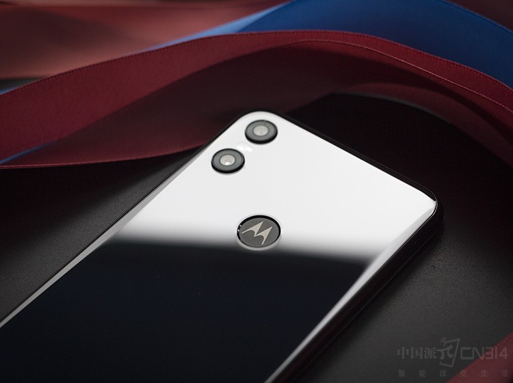 motorola p30 play����Ϊ��ֱ˫�㣬Բ��ͻ���ľ�ͷ�·���һ˫�ɰ��Ĵ��۾�����Ҫע����ǣ���ʹ�õ���ָ��LOGO����һ��ƣ��������»���һ�����㡣