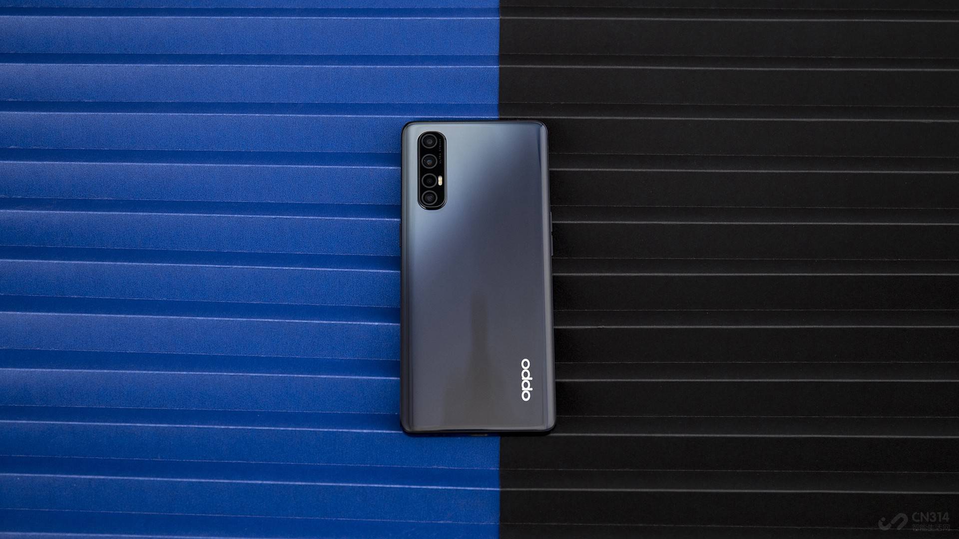 Reno3 Pro�˴��ṩ�ճ�ӡ����ɫ��ҹ����ҹ�ڡ����°� 4 ����ɫ��Ϊ�����˴���ʱ�г������ֻ�һֱ��������OPPO��Ը��֮һ������������ҹ����һ��ɫ�ϣ�OPPOҲ�ܴ�������ɫ���������롱�Ĺ�ӰЧ����