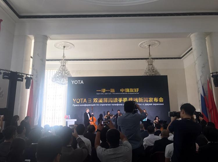 �˴�ս�Է������ϣ�YOTA�ֱ������ݡ�������Ӧ�̴��ս�Ժ�������һͬ������YOTA˫�����Ķ��ֻ�ս��������ʽ��