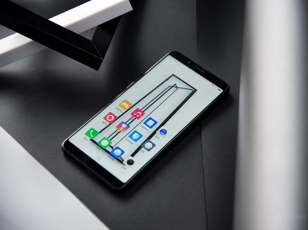 ��Ȼ�û���û�в��ü��µ��ޱ߿�������ʵ������Ļ�߿�Ҳ�ǳ�խ��ƽʱʹ�õ�ʱ���������ޱ߿���������ƣ��⵹Ҳչ�ֳ���Ŭ���ǳ��ߵ����ˮ׼��