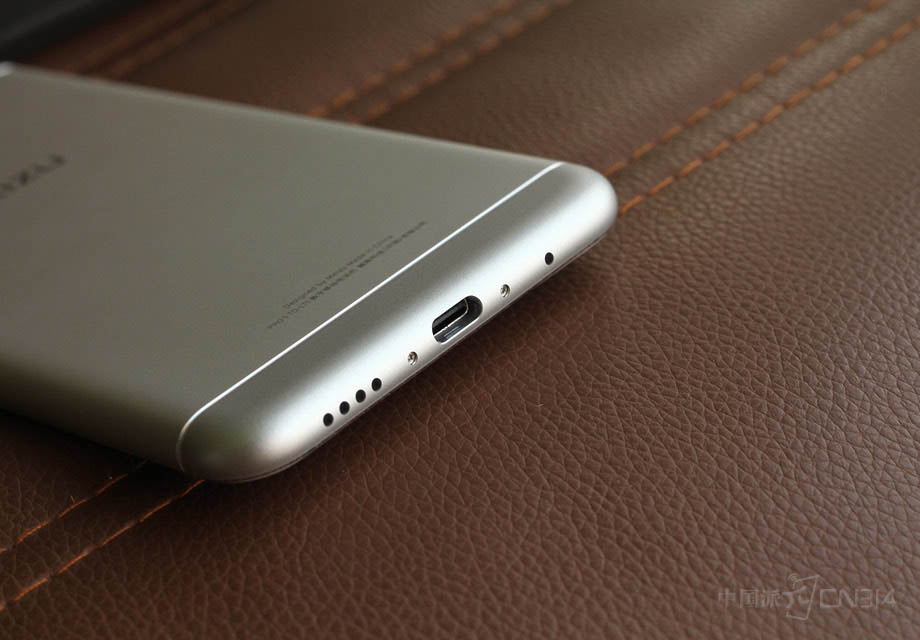 ��ֵ��һ���������PRO 5���õ���USB Type-C�ӿڣ��ڽӿ����������Լ������ٶ��ϱ�һ���micro USB�ӿڸ��죬λ���Աߵ��������״�֧��Hi-Fi���ʡ�