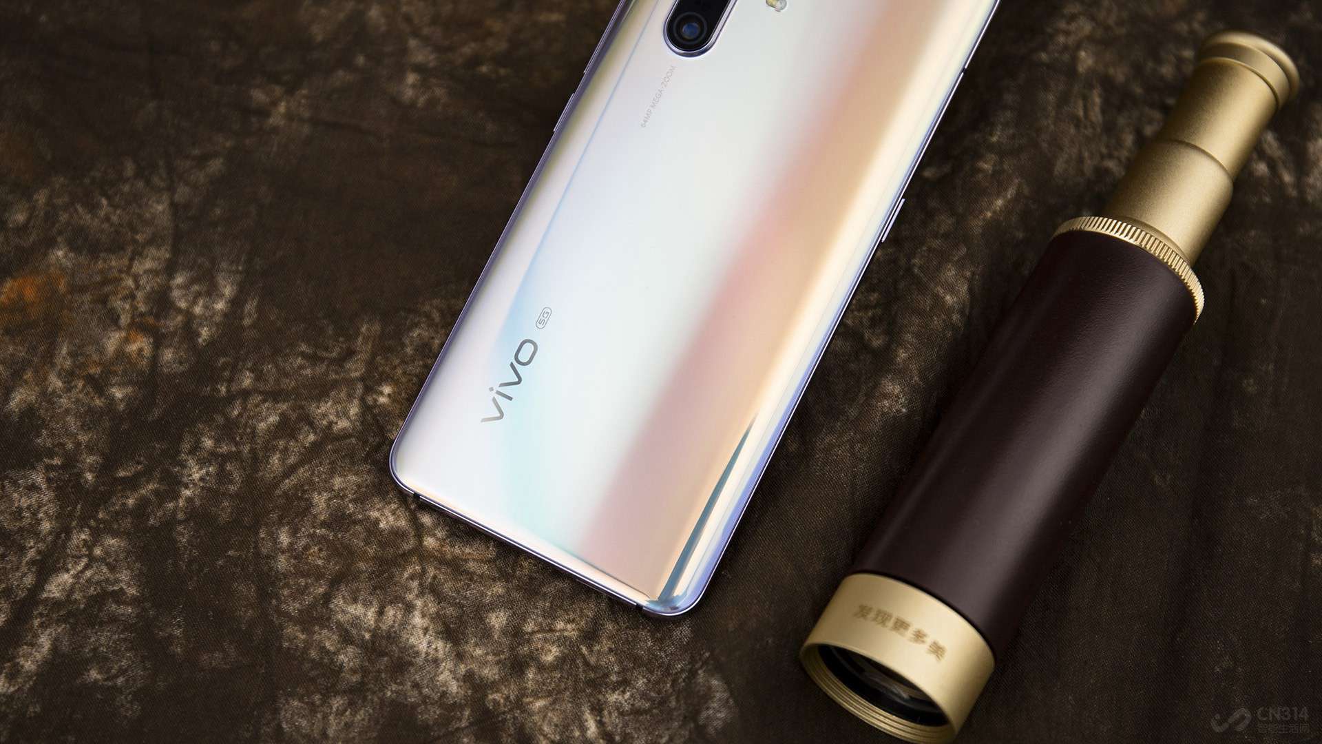 �������滹��һ��5G�ķ��ţ�ʱ���������û���vivo X30 Pro��һ��֧��5G������ֻ������һ���֧��SA/NSA˫ģ5G���磬vivo �ٷ����ƻ������� SRS �ַ���������߷ֲ�ʽ���߼����������������ź����顣