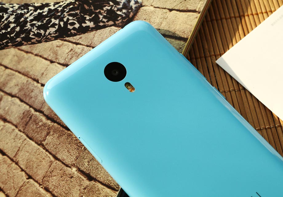 ���������һ��1300�����ص�����ͷ������˫ɫ������ƣ���֤��Ƭ����ʱ�İ�ƽ��׼ȷ�ȡ�