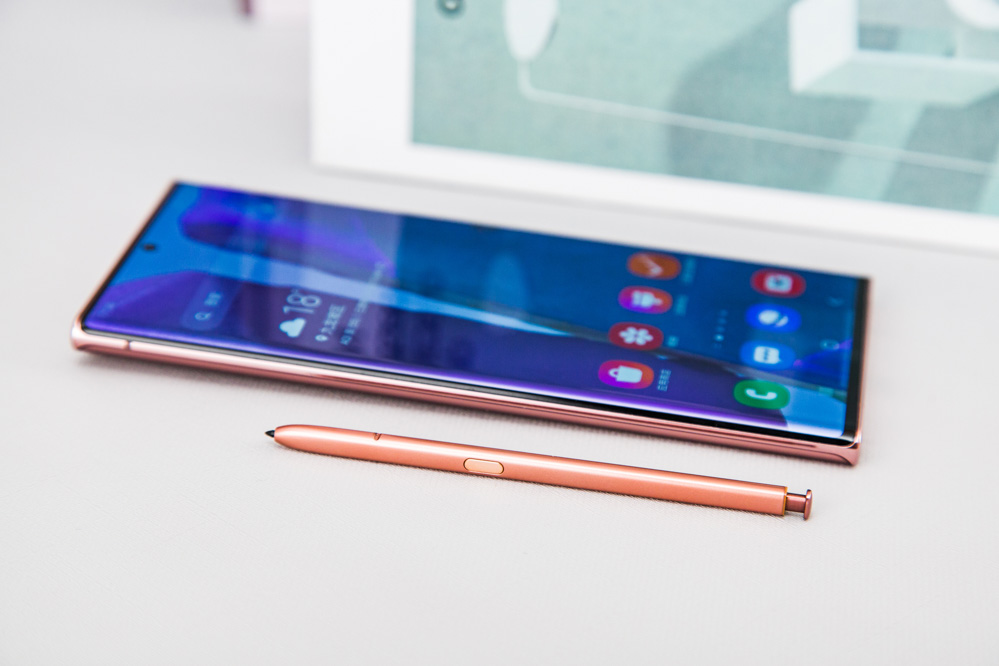 ��۷��棬����Note20 Ultra��������һ��Note10ϵ�е���Ʒ����Ϊ�ĸ��߽Ƕ�����ֱ�ǵ���ƣ����Լ�ʹ���䱸����˫��������������˵ĸо���Ȼƫ����Ӳ�ʣ���������硣