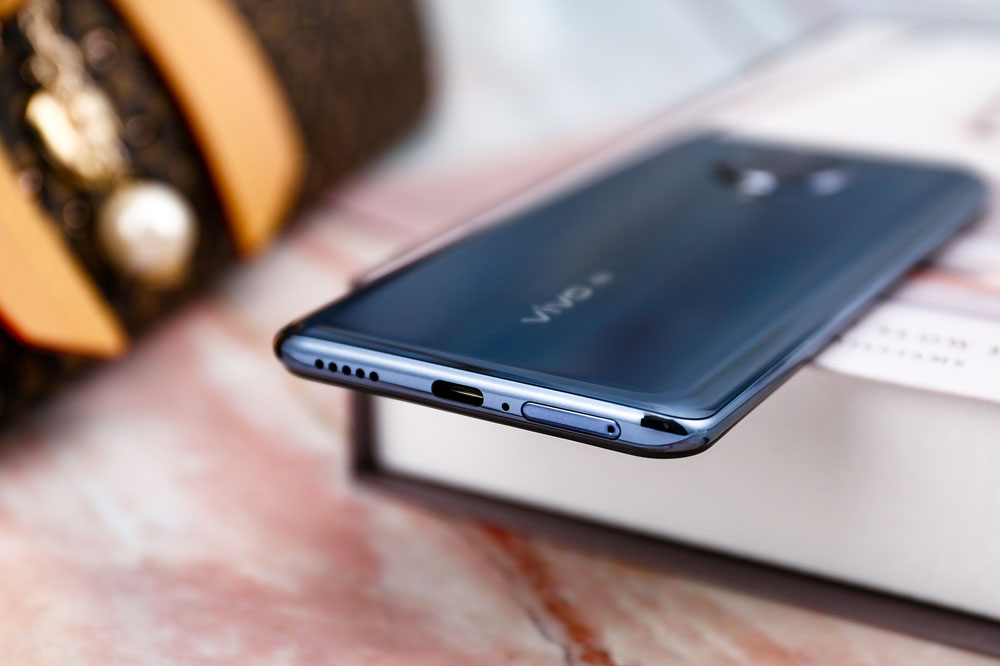 棬vivo S6ҲϮ˾Sϵе˱ߣ3DǵĻ塢пνӣ˲ͬʵںϣԼ181˵Ͷ觺ӡʿɫ8.68׵ĺȣеָҲ൱ϸ塣