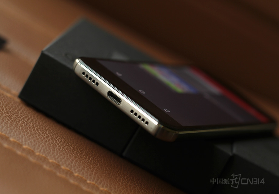 �ײ��м�λ���Ǵ����ٶȸ����USB Type-C�ӿڣ�������ֱ�������������˷翪�ס�