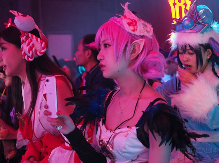 Ϊʲô�ܶ��˶�ϲ��ȥ��չ��COSER�����������ܿ����ܶ���ͼ��������Ƥ�ɰ���Ů���ӣ�������Ϊ�кܶ����Եĸ�������������λ���Ƿ�Ĺ����ƺ��Ѿ��Ȳ���������Ŀ�ʼ�ˡ�