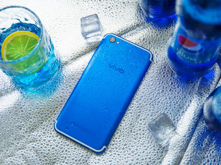 ��Ȼ�ǻ������汾��������Ȼ�ͳ�Ϊ�����������֮һ���������ȫ����һ�廯������ƣ�������߿��й������򣬲ٿ�������������������ơ������˶��뼤�����ɫΪ��ɫ����͹�Գ��˲�Ʒ�����Ļ������ǳ��ʺ����ữ�û�Ⱥ�塣