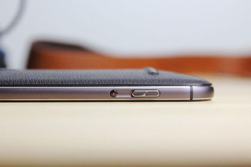 ��˶Zenfone Zoom�İ��������ڻ����Ҳ࣬�²������ڱȽ��ټ���ʵ�����ռ���