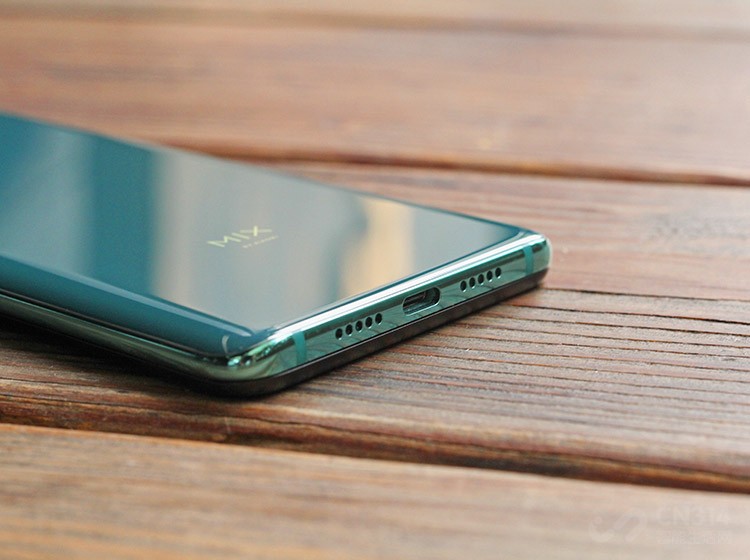 Ӳ�������ϣ�С��MIX3��������845�����������ṩ6GB+128GB��8GB+128GB��8GB+256GB��10GB+256GB���ִ洢�汾���û�ѡ����Ϸ����ʮ��ǿ��