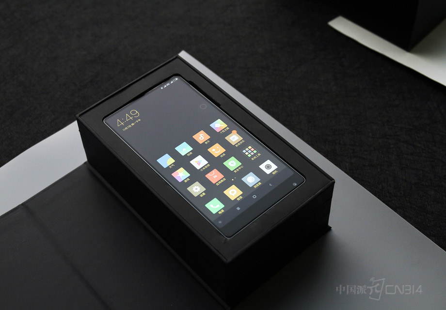 ��֮�����Ǿ��ܿ����������������С��MIX������õ�������6.4Ӣ��2K�ֱ��ʵ�2.5D��Ļ����ռ�ȸߴ�91.3%���������ǳ����š�