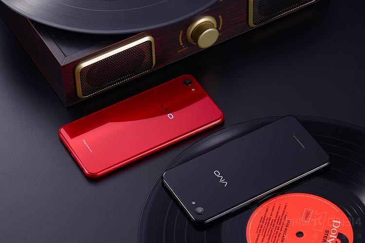 ������vivo Y83ͬ����ע��Ѫ������һ��3260mAh(����ֵ)���ܶȴ�������أ���Ӳ���˱�֤ǿ����������ʹ�����顣���ͬʱ��vivo Y83��ϵͳ��ӵ������ʡ�缼�������Ӳ���˵�ǿ��ʵ����������û�ʹ�ù����е�������ĵ��ġ�