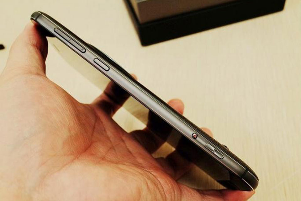 ��˶ZenFone Zoom�İ����������Ҳ࣬���ϵ�������������������Դ����¼��������ռ�