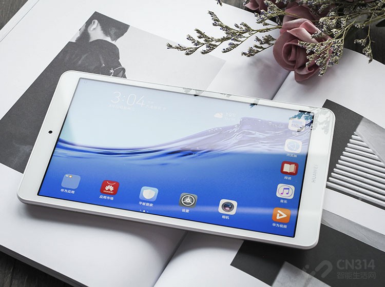 ��Ϊƽ��M5�ഺ�棨8Ӣ�磩����û׷��ȫ��������ͷ����Ϊƽ����������ô����û�������˫�ֳֻ��ۿ�������ƽ����������ܲ������ʵ��ı߿򣬿�����˫�����㹻�Ŀռ��ճ֣���ǿ�û����顣