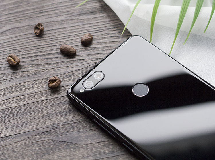 360�ֻ�N7 Lite��������ͷ�����������ṩ��1300������CMOS��������֧��4K��Ƶ¼����PDAF��λ�Խ����Խ��ٶ����ɴ�0.1s��������ÿһ�����ʵ�˲�䣻����ø�����ͷΪһ��200�����صľ�������ͷ��ʵʱ��¼������ľ�����Ϣ�������黯Ч��������Ȼ��