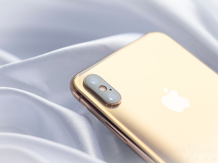 ���շ��棬iPhone XS Max����˫1200�����ؾ�ͷ��֧�ֹ�ѧOIS������ͷΪ��Ǿ�ͷ���߱�f/1.8��Ȧ������ͷ��Ϊ�佹��ͷ���߱�f/2.4��Ȧ���Ч2x��ѧ�佹��